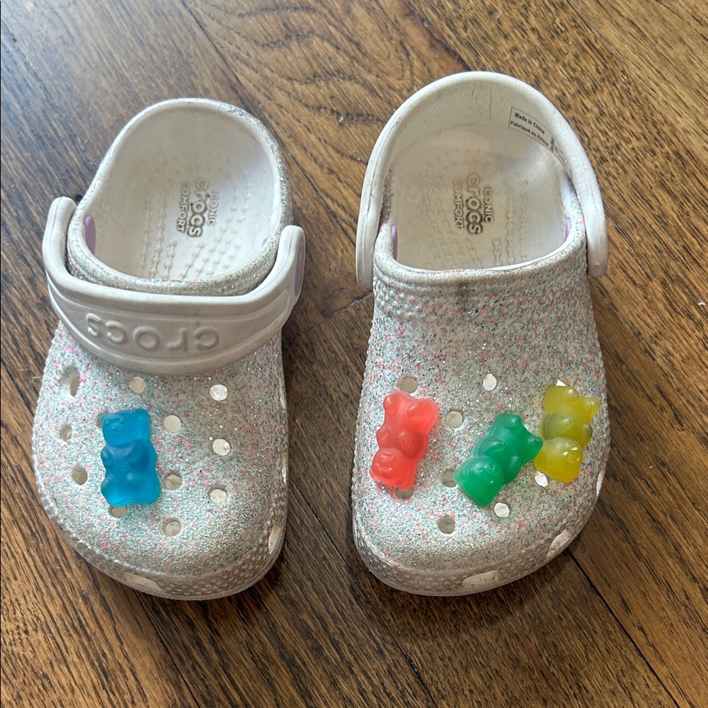CROCS little girls Glitter Slippers with Bear Charms - White